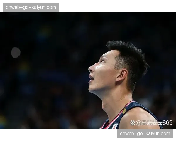 聚焦：老将易建联现身总决赛现场，与昔日队友谈笑风生